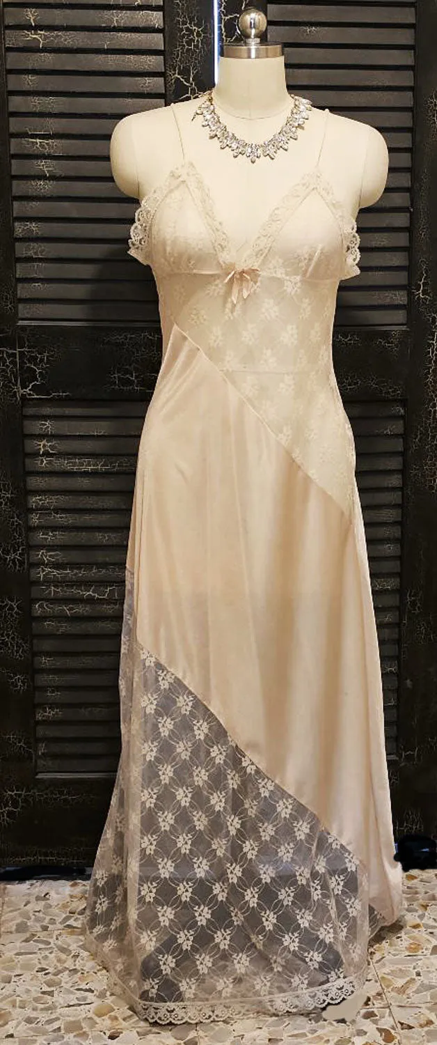 * GLAMOROUS VINTAGE DIAGONAL LACE BIAS NIGHTGOWN IN NUDE