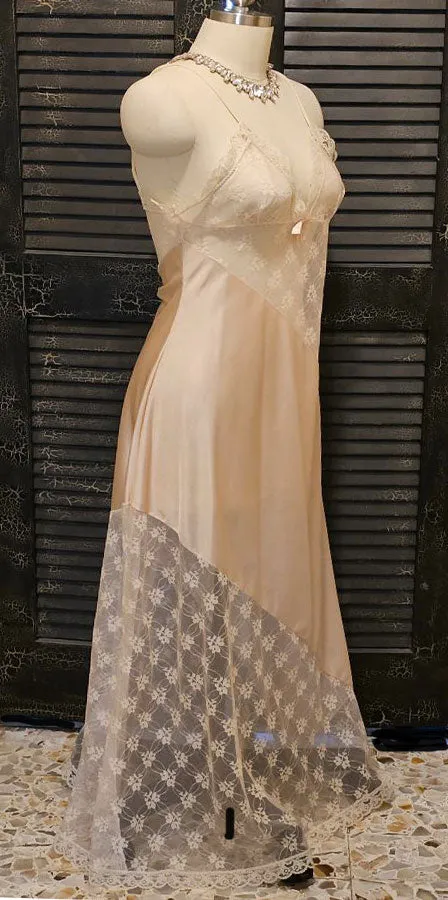 * GLAMOROUS VINTAGE DIAGONAL LACE BIAS NIGHTGOWN IN NUDE