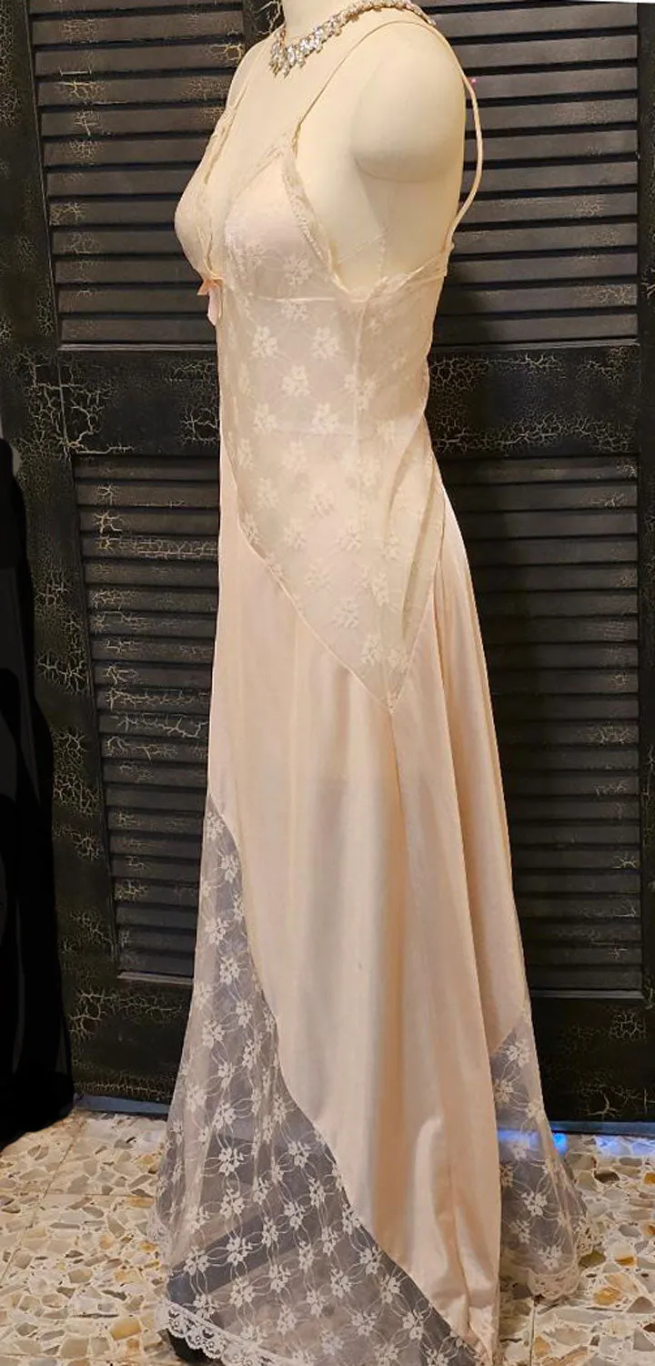 * GLAMOROUS VINTAGE DIAGONAL LACE BIAS NIGHTGOWN IN NUDE