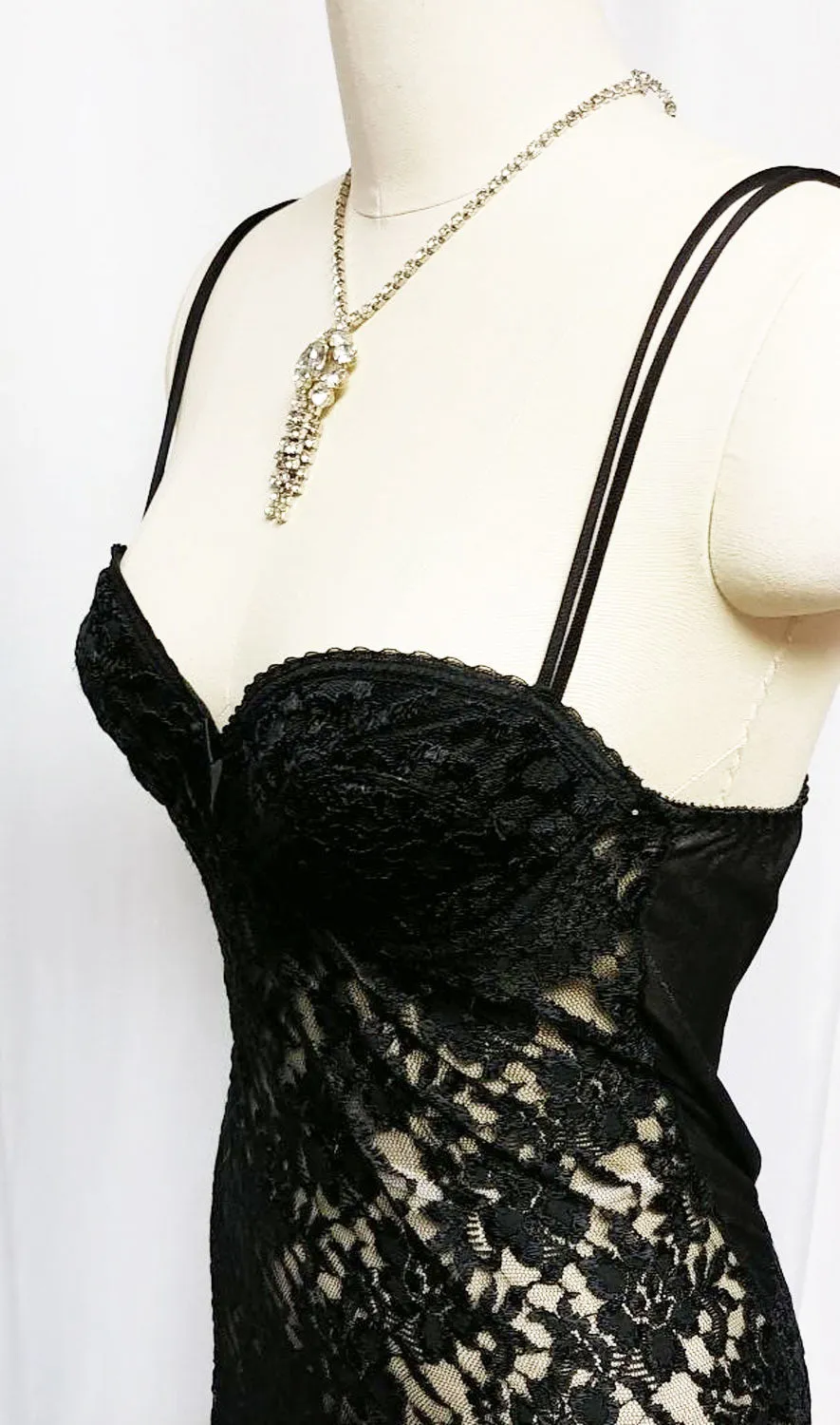 SOPHISTICATED VINTAGE LILY OF FRANCE BY DELORES SPANDEX BLACK LACE NIGHTGOWN WITH UNDERWIRE BRA